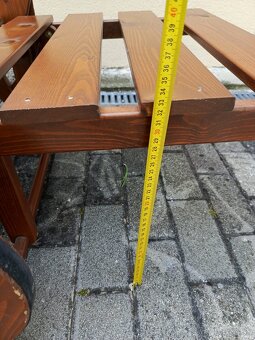 Predám záhradné polohovateľné ležadlo z masívneho dreva - 8