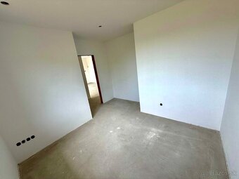 NOVOSTAVBA 4-IZBOVÉHO BUNGALOVU OBKLOPENÝ PRÍRODOU - 8