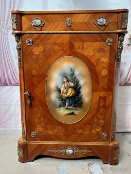 Komoda s bohatým zdobením - 8