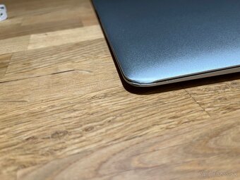 💻 MacBook Air 13″ (2017) – 8 GB RAM, 256 GB SSD, 2 nab. - 8
