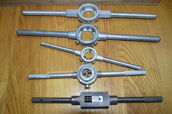 predam drevenu skrinku plnu zavitnikov - 8