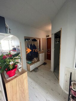 Prakticky riešený 2-izbový byt s extra miestnosťou - 8