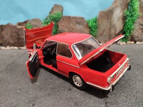 prodám model 1:18 BMW 2002 Tii - 8