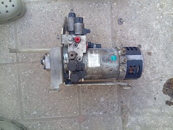 Predám tieto dve hydraulické jednotky - 8