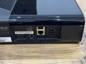 Samostatná herná konzola XBOX 360E 4GB na opravu / diely - 8