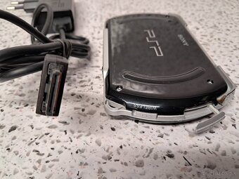 PSP GO (PSP-N1004) + ADAPTER (PLAYSTATION PORTABLE) - 8