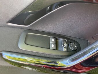 Peugeot 208 - 8