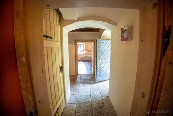 Krásne zrekonštruovaný historický dom v obci Vyhne - 8