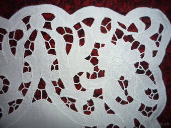 Obrus ozdobený paličkovanou čipkou + výšivka RICHELIEU - 8