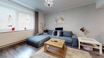 Prerobený rodinný dom na veľkom tichom pozemku v obci Pruské - 8