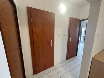 Na predaj priestranný 3-izbový byt s loggiou - 8