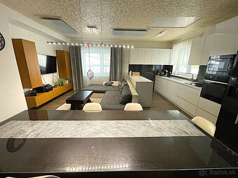 Kompletne zrekonštruovaný rodinný dom s bazénom - 8