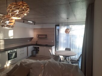 Ponúkame na prenájom luxusný, priestranný, 2 izbový byt s k - 8