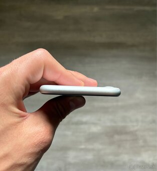 iPhone SE 2020 - 8