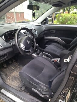 Predám Mitsubishi Outlander 2.0 DI-D,7miestny,čierna metalíz - 8