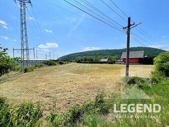 Slnečný stavebný pozemok v Tr.Bohuslaviciach - 2.347m2, IS - 8