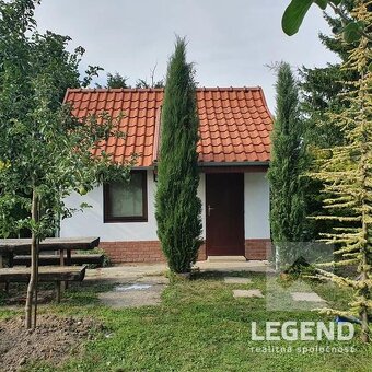 Krásna záhrada s malou murovanou chatkou v Kolárove časť Čer - 8