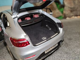 Prodám model 1:18 Mercedes Benz GLC - 8