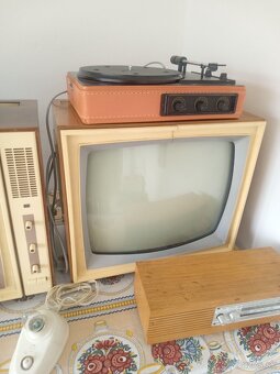 Predám stare rádia a televízory - 8
