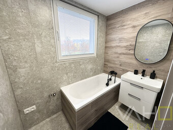 NA PREDAJ: Štýlový, kompletne zrekonštruovaný 3-izbový byt n - 8