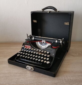 Starožitný písací stroj Underwood Universal z roku 1934 - 8