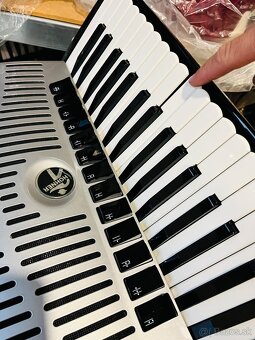Predám akordeón HOHNER VENTURA IV 96 BAS- špičkový akordeón - 8