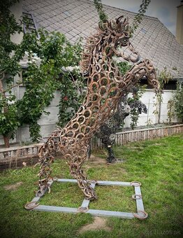 Majestátní kůň z podkov - 8