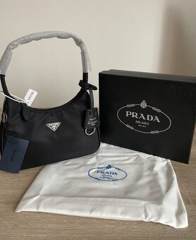 Prada Re-edition 2000 kabelka v darčekovom balení - 8