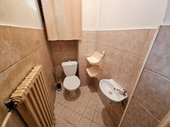 Priestranný, tehlový 3 izbový byt v centre mesta s loggiou - 8