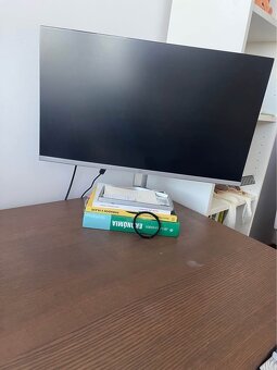 Monitor, stolička, polica - 8