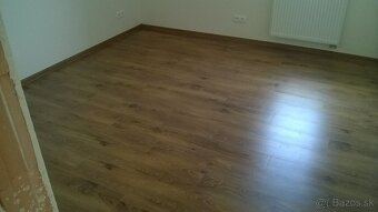 Montáž oblozkových zárubni a pokladka podlahy - 8