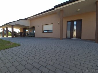 Ponúkame na predaj veľký luxusný RD kúsok od Trenčína - 8