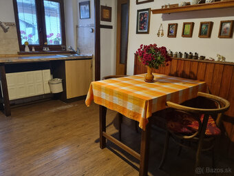 RODINNÝ a HOSŤOVSKÝ DOM,STODOLA a POZEMOK 2924m2 HRÁDOK-NMNV - 8