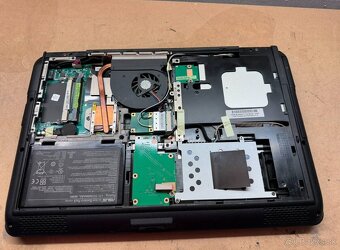 Predám pokazený notebook na náhradné diely zn.Asus x5dab. - 8