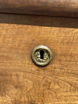 Menšia dubová komoda so šuplíkom - 8