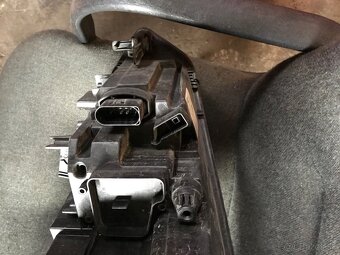 Vw touran 3 pravý svetlomet - 8