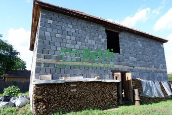 Slnečný rovinatý pozemok aj s rozostavaným domom v obci Szen - 8