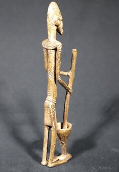 Soška z kmeňa Dogon – bronzová žena s tĺčikom (Mali) - 8