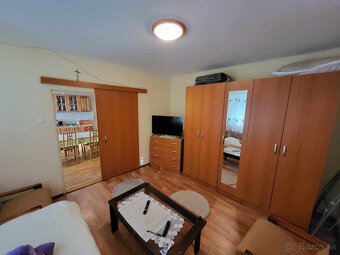 Tehlový 3 izbový rodinný dom v obci Bešeňov s veľkým pozemko - 8