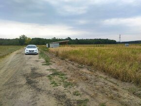 Predám nádherný pozemok pri Ortovom mlyne v obci Láb. - 8