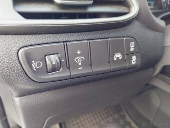 Predám Hyundai i30 combi 1.6 crdi style - 8