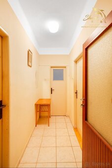 Priestranný 5-izbový dom s veľkým pozemkom v obci Iža - 8