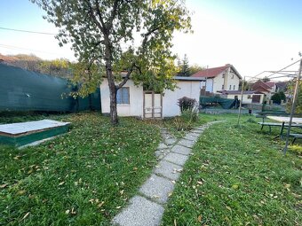 Predam pozemok s rozlohou 916 m² s chatkou a garážou - 8