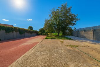 Na predaj priestranný pozemok s rodinným domom v Moste pri B - 8