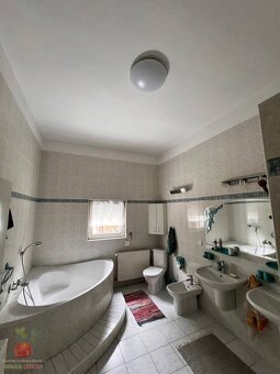 Výnimočná 9-izbová nehnuteľnosť s veľkým pozemkom – ideálna - 8