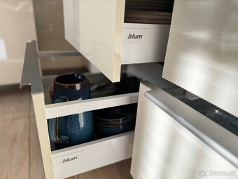 Luxusná kuchynská linka s kamennou doskou, Bosch spotrebičmi - 8