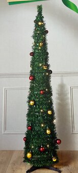 Vianočný stromček so svetelnou reťazou a guľami - 8