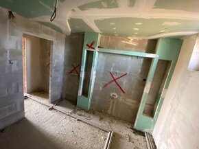 Exkluzívne rozostavaný dom a hosp. objekt v obci Veľké Lovce - 8