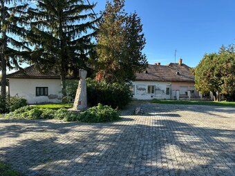 Budova v centre obci Žihárec. - 8