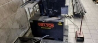 Hydraulický kombinovaný stroj 25 t Nelson použitý - 8